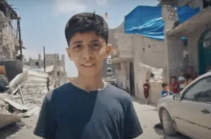 Menino narrador de 'How to Survive a War Zone', documentário da BBC sobre a guerra em Gaza