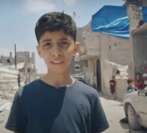 Menino narrador de 'How to Survive a War Zone', documentário da BBC sobre a guerra em Gaza