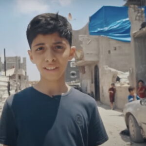 Menino narrador de 'How to Survive a War Zone', documentário da BBC sobre a guerra em Gaza