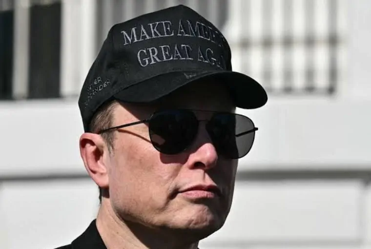 Elon Musk com boné Make America Great Again, marca do governo Trump