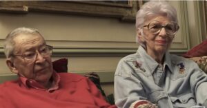 Iris Apfel, que morreu aos 102 anos nos EUA, com marido Carl 