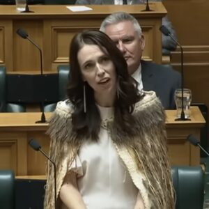 Jacinda Ardern, da Nova Zelândia, exemplo de mulher que deixou a política apontado em relatório no Dia Internacional da Mulher