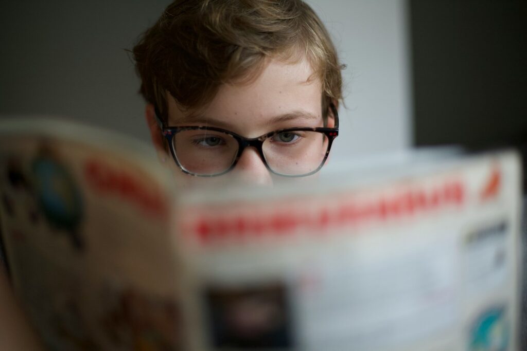 Menina lendo revista, hábito cada vez menos comun entre jovens que se afastam das fontes de notícias tradicionais