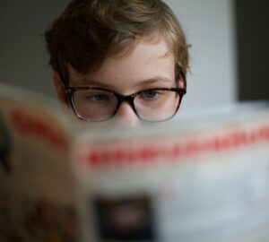Menina lendo revista, hábito cada vez menos comun entre jovens que se afastam das fontes de notícias tradicionais