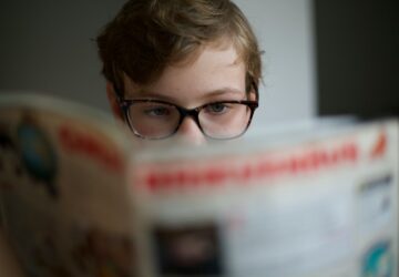 Menina lendo revista, hábito cada vez menos comun entre jovens que se afastam das fontes de notícias tradicionais