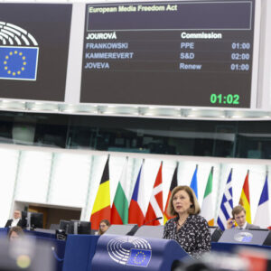 Vera Jourova, vice-presidente da Comissão Europeia, discursa na sessão de votação de nova lei de liberdade de imprensa