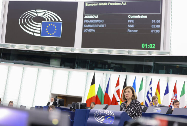 Vera Jourova, vice-presidente da Comissão Europeia, discursa na sessão de votação de nova lei de liberdade de imprensa