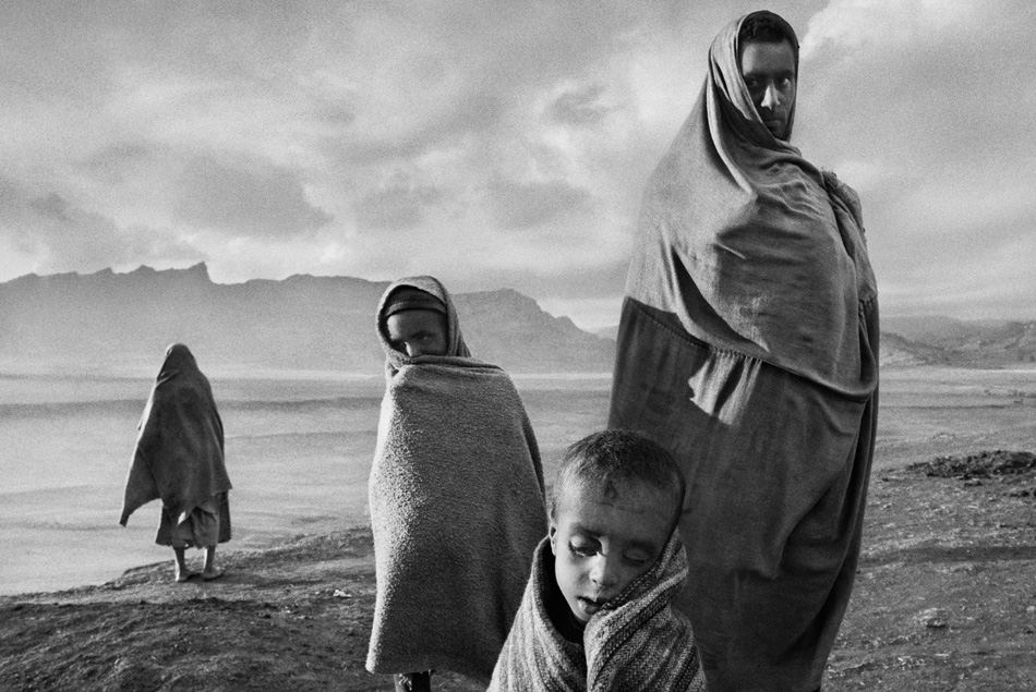 Refugiados no Kuwait, foto de Sebastião Salgado, homenageado com prêmio em Londres