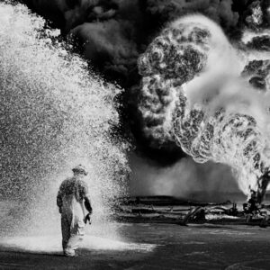 Poços de petróleo pegando fogo no Kuwait, foto do brasileiro Sebastião Salgado
