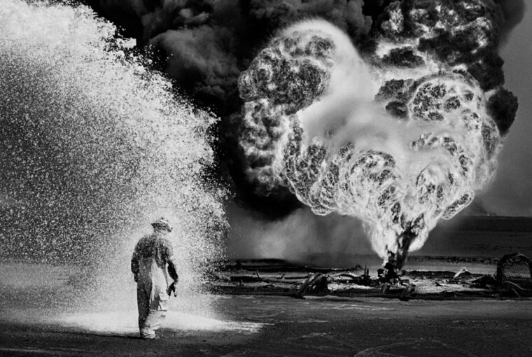 Poços de petróleo pegando fogo no Kuwait, foto do brasileiro Sebastião Salgado