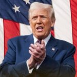 Donald Trump com bandeira dos EUA ao fundo ao anunciar aumento de tarifas de importação atingindo vários países, incluindo o Brasil