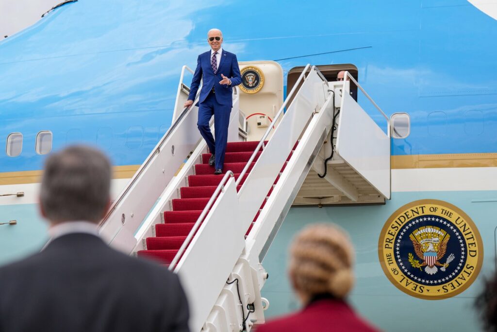 Joe Biden desce do avião Air Force One, cuja tripulação apontou falta de itens de bordo na área reservada a jornalistas