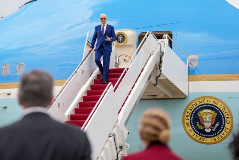 Joe Biden desce do avião Air Force One, cuja tripulação apontou falta de itens de bordo na área reservada a jornalistas