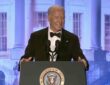 Joe Biden faz piadas no jantar para jornalistas na Casa Branca