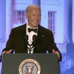 Joe Biden faz piadas no jantar para jornalistas na Casa Branca