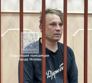 Jornalista russo preso por suposta colaboração com fundação de Alexei Navalny