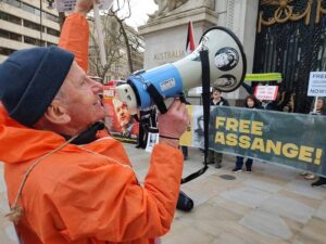 Manifestação pela libertação de Julian Assange em frente à Casa da Austrália, em Londres