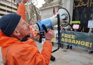 Manifestação pela libertação de Julian Assange em frente à Casa da Austrália, em Londres