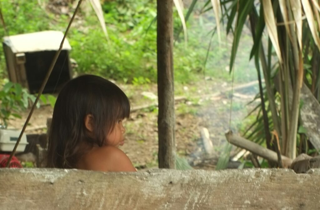 Menina indígena na Amazônia