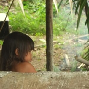 Menina indígena na Amazônia