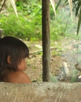 Menina indígena na Amazônia