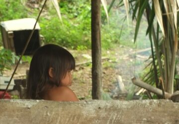 Menina indígena na Amazônia