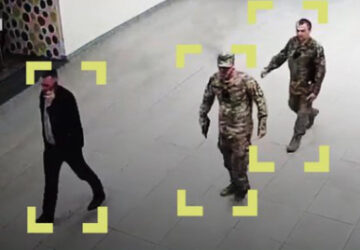 Cãmeras de segurança registraram os soldados que abordaram o jornalista da Ucrânia em um shopping