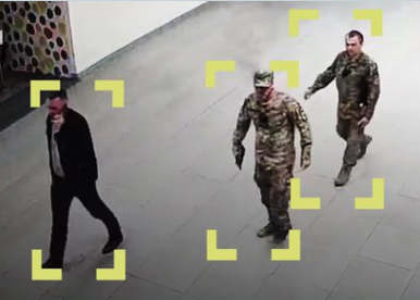 Cãmeras de segurança registraram os soldados que abordaram o jornalista da Ucrânia em um shopping