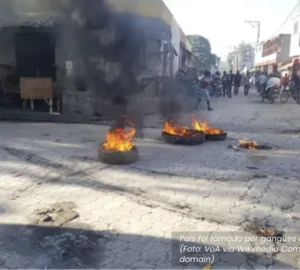 Pneus queimados na rua em ato de violência de gangues no Haiti