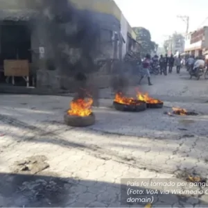 Pneus queimados na rua em ato de violência de gangues no Haiti