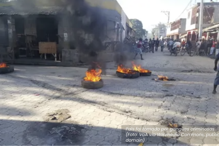 Pneus queimados na rua em ato de violência de gangues no Haiti