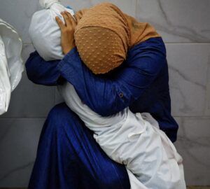 Mulher abraçada ao corpo da sobrinha em Gaza, foto premiada no concurso WPP