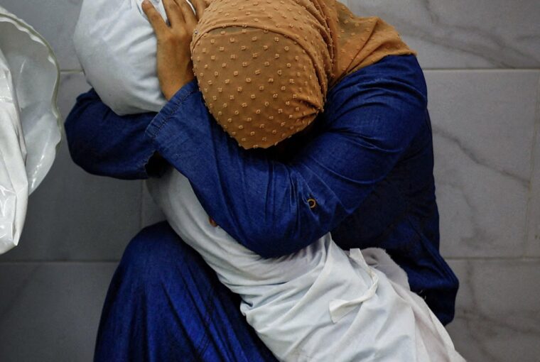 Mulher abraçada ao corpo da sobrinha em Gaza, foto premiada no concurso WPP