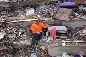 Homem nos escombros de casa destruída no terremoto da Turquia, cena vencedora do World Press Photo