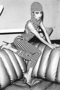 Mulher posa no sofá da boate Studio 54 em Nova York 