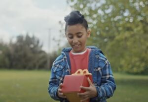 Menina em campanha do McDonald's McLanche Feliz Reino Unido