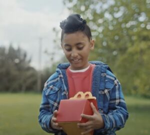 Menina em campanha do McDonald's McLanche Feliz Reino Unido