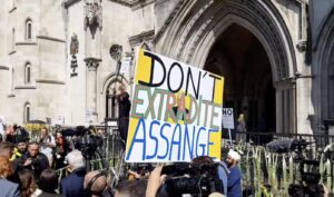Manifestantes diante do Tribunal em Londres durante audiência de extradição de Julian Assange