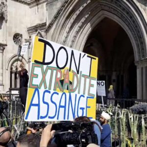 Manifestantes diante do Tribunal em Londres durante audiência de extradição de Julian Assange