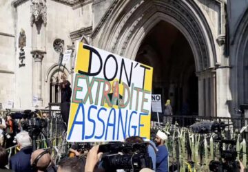 Manifestantes diante do Tribunal em Londres durante audiência de extradição de Julian Assange
