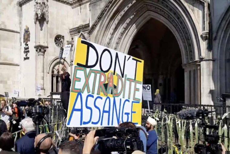 Manifestantes diante do Tribunal em Londres durante audiência de extradição de Julian Assange