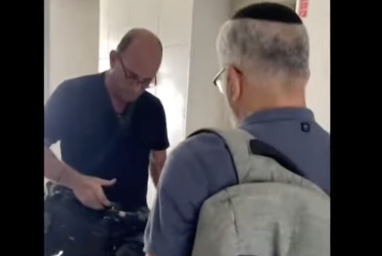 Jornalista da Associated Press entrega equipamentos, confiscados pelo governo de Israel