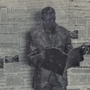 Estátua homem lendo jornal