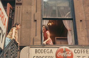 Mulheres conversando em prédio em Nova York na década de 50, foto de Hellen Levitt