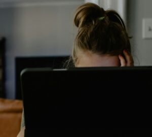 Menina olhando tela do computador, que virou porta de entrada para o abuso online