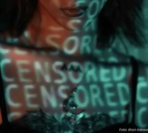 Mulher de vestido preto com elementos criados por IA