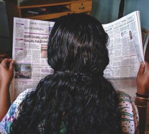 Mulher lendo jornal na Índia, país que está entre os últimos do mundo no índice de liberdade de imprensa