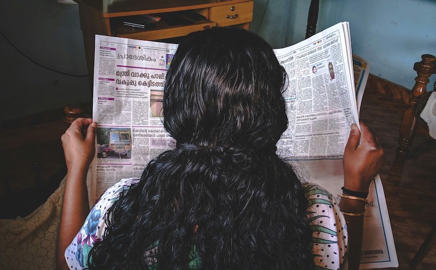 Mulher lendo jornal na Índia, país que está entre os últimos do mundo no índice de liberdade de imprensa