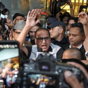 Kailash Sirohiya, presidente de grupo de mídia do Nepal, preso na sede da empresa