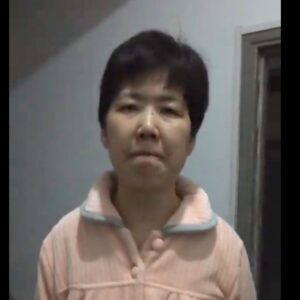 Jornalista Zhang Zhan em vídeo informando que foi libertada da prisão na China